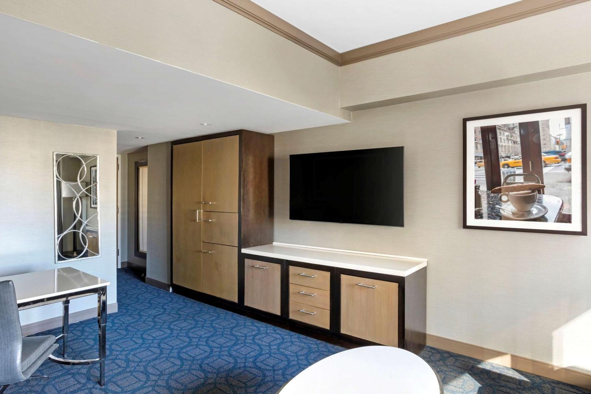 2 Bedroom 2 King Suite with Queen Sofabed